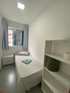 Una pequeña habitación con una cama y un estante. en Casa de Mainha - Vila Mariana - unidade 1, en São Paulo 44 fotos más
