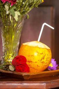 un jarrón lleno de flores y un pastel en una mesa en Jasmine Cabanas en Unawatuna
