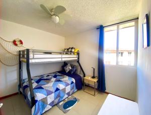 1 dormitorio con litera y ventana en Penthouse Apartment with Spectacular Pool and Mountain Views!, en Jacó