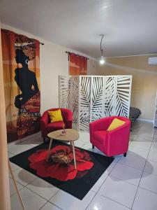 - un salon avec deux chaises et une table dans l'établissement Chez Nana, à Cayenne