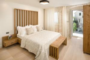 una camera da letto con un letto grande e una finestra di Villa Basca a Baška Voda