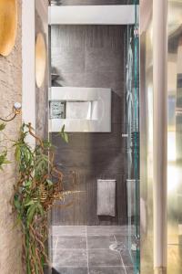 La salle de bains est pourvue d'une douche en verre et d'un lavabo. dans l'établissement Art Inn Centro, à Naples