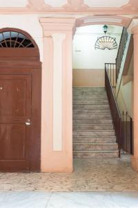 - un escalier dans un bâtiment avec une porte en bois dans l'établissement Art Inn Centro, à Naples