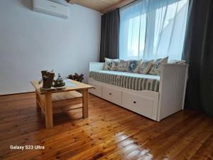 Llit o llits en una habitació de Holz Haus nähe Wien