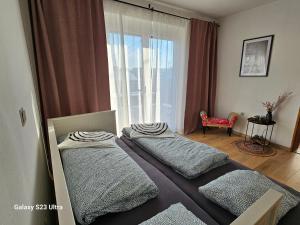 Llit o llits en una habitació de Holz Haus nähe Wien