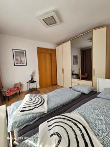 Llit o llits en una habitació de Holz Haus nähe Wien