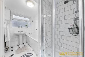 Koupelna v ubytování Stylist and Cosy 3 Bed House Leytonstone Sleeps 7 + 37 fotografií