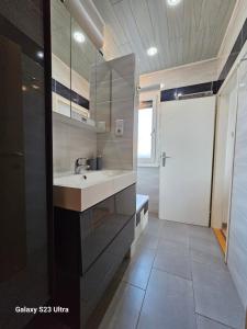 Bany a Holz Haus nähe Wien