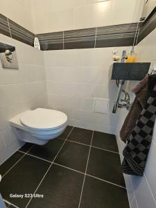 Bany a Holz Haus nähe Wien