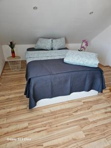 Llit o llits en una habitació de Holz Haus nähe Wien