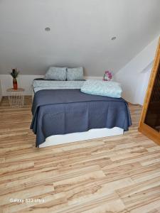 Llit o llits en una habitació de Holz Haus nähe Wien