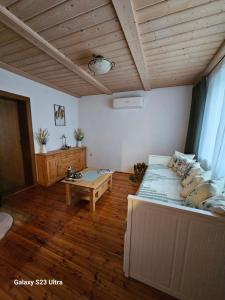 Llit o llits en una habitació de Holz Haus nähe Wien