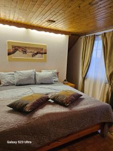 uma cama num quarto com tecto em madeira em Holz Haus nähe Wien em Traiskirchen