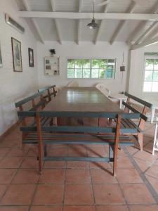 ein Esszimmer mit Tisch und Stühlen in der Unterkunft Casa Quinta El Cultivo in San Antonio de Areco