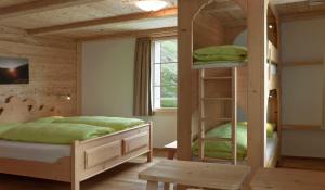 Postel nebo postele na pokoji v ubytování Bärghuis Jochpass - Alpine Hideaway - 2222müM