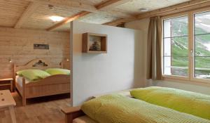 Postel nebo postele na pokoji v ubytování Bärghuis Jochpass - Alpine Hideaway - 2222müM