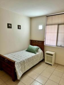 a bedroom with a bed and a window at Casa con pileta cerca del Parque in Godoy Cruz