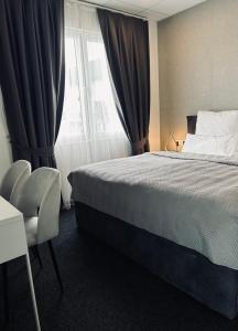een hotelkamer met een bed en een raam bij Firstclass Event & Hotel in Fürth