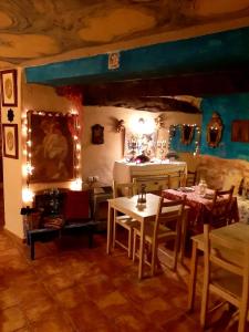 Restorāns vai citas vietas, kur ieturēt maltīti, naktsmītnē Room in Farmhouse - Romantic New Years Eve