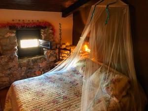 Room in Farmhouse - Romantic New Years Eve في Valeria: غرفة نوم بسرير مع ناموسية