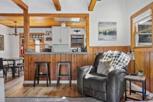 Il comprend un salon avec un canapé et une cuisine. dans l'établissement Base Camp New Ski Slope Views with HOT TUB., à Big Bear Lake
