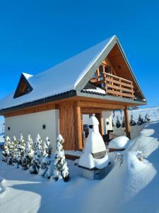 a model of a cabin in the snow with snow covered trees at Domek z jacuzzi Tatrzańskie Serce in Czerwienne