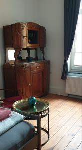 ein Wohnzimmer mit einem Tisch und einem TV darüber in der Unterkunft Exklusive 3-Zimmer-Wohnung, 2 Ebenen, Messe, Zentrum, 67 m2 in Bremen