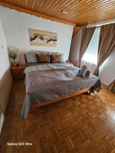 Llit o llits en una habitació de Holz Haus nähe Wien