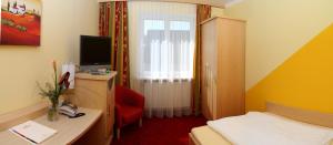 TV a/nebo společenská místnost v ubytování Hotel Restaurant Böck "Roter Hahn"