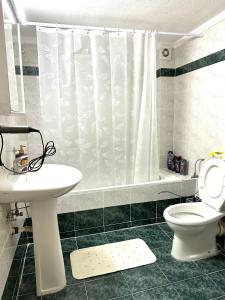 a bathroom with a sink and a toilet and a tub at Άνετο διαμέρισμα - Κέντρο Ξάνθης in Xanthi