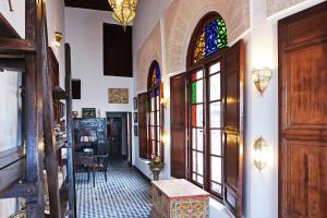 un pasillo con una habitación con una vidriera en Riad Alassala Fes en Fez