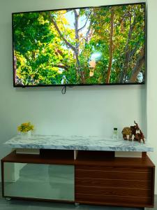 a flat screen tv hanging on a wall at Suite independiente en ciudadela privada in Guayaquil