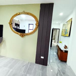 um espelho numa parede num quarto em Suite independiente en ciudadela privada em Guayaquil