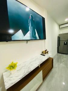 a flat screen tv hanging on a wall at Suite independiente en ciudadela privada in Guayaquil