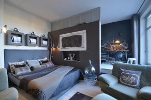a bedroom with a bed and a couch at -- Manhattan -- CENTRUM -- STARÓWKA -- in Kołobrzeg