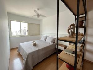 Schlafzimmer mit einem Bett und einem Deckenventilator in der Unterkunft Apartamento Centro/Sul BH in Belo Horizonte