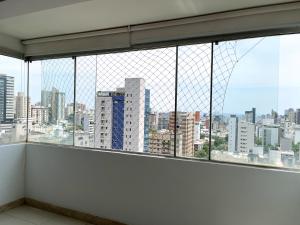uma janela com vista para o horizonte da cidade em Apartamento Centro/Sul BH em Belo Horizonte