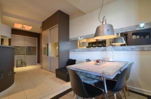 a kitchen and dining room with a table and chairs at -- Manhattan -- CENTRUM -- STARÓWKA -- in Kołobrzeg