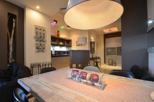 a dining room with a table and a kitchen at -- Manhattan -- CENTRUM -- STARÓWKA -- in Kołobrzeg