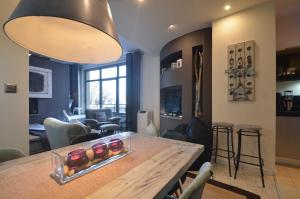 a kitchen and living room with a table and chairs at -- Manhattan -- CENTRUM -- STARÓWKA -- in Kołobrzeg +5 photos