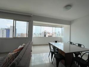 a living room with a table and a couch at Apartamento Centro/Sul BH in Belo Horizonte