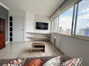sala de estar con sofá y mesa en Apartamento Centro/Sul BH en Belo Horizonte