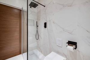Ett badrum på Luxury Apartment: city centre, stylish, modern