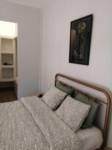1 dormitorio con 1 cama y una foto en la pared en Eleana en Ioánina