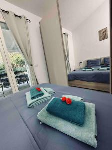a bedroom with two beds with towels and a mirror at Magnifique villa neuve en bord de mer in Sassari