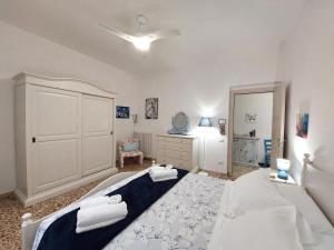 1 dormitorio con 1 cama grande y vestidor en Chianti Best House, en Greve in Chianti