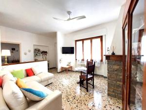 sala de estar con sofá blanco y mesa en Chianti Best House, en Greve in Chianti