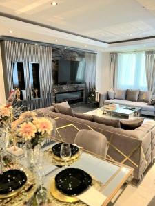 uma sala de estar com um sofá e uma mesa em JQ Apartments Prime em Acra