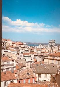 widok na miasto z dachami i budynkami w obiekcie Endoume mon amour w Marsylii
