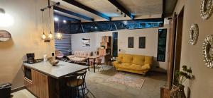 - un salon avec un canapé jaune et une table dans l'établissement Luna Llena Cabaña Campestre, à Rionegro